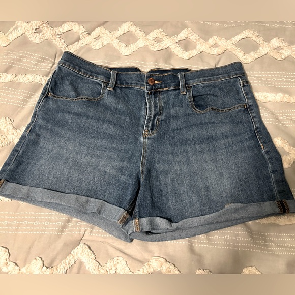 Old Navy Medium Wash Jean Short - Picture 1 of 4